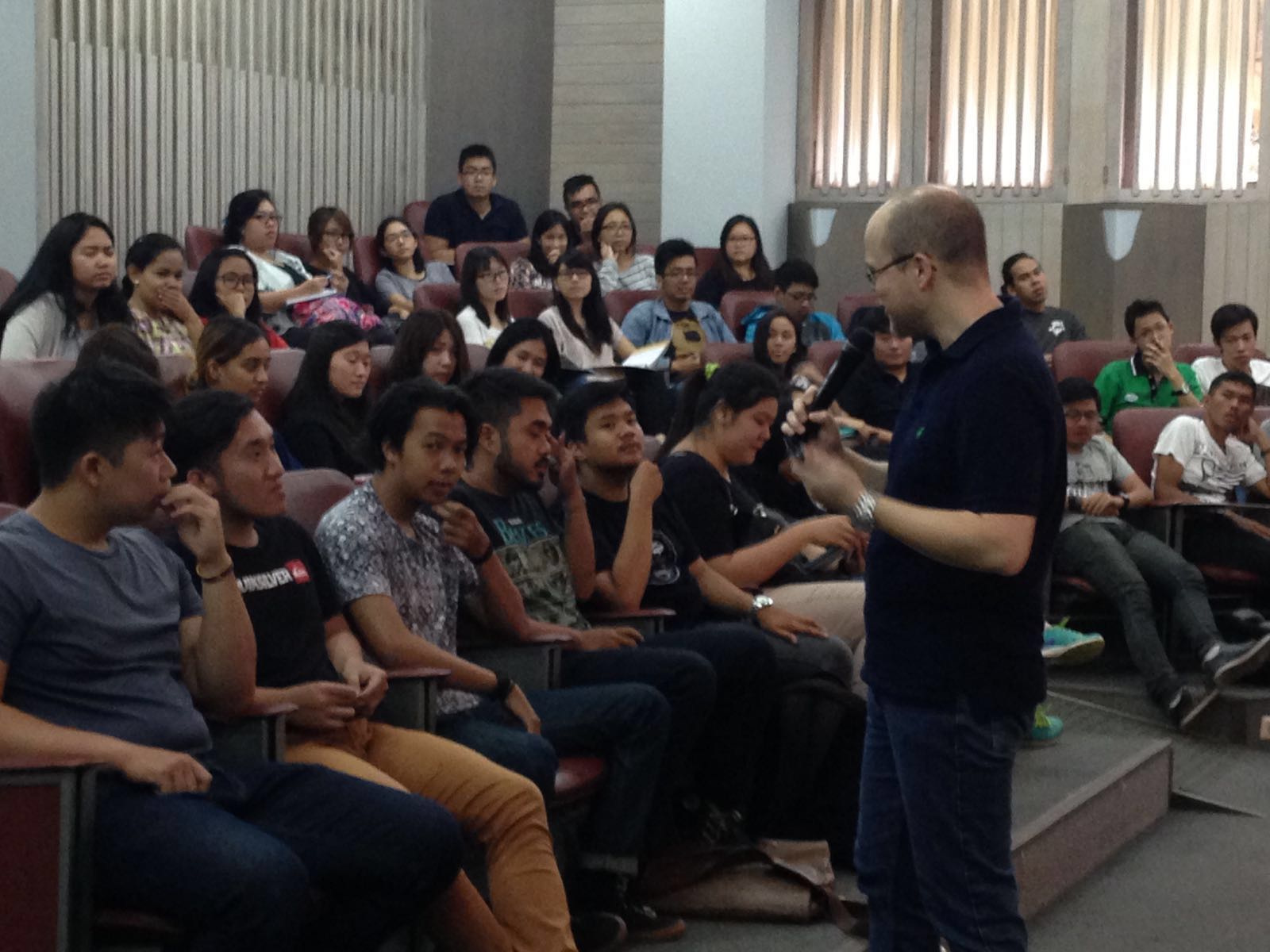 Picture of Jol Stoffers lecturing in front of a lecture group in Indonesia