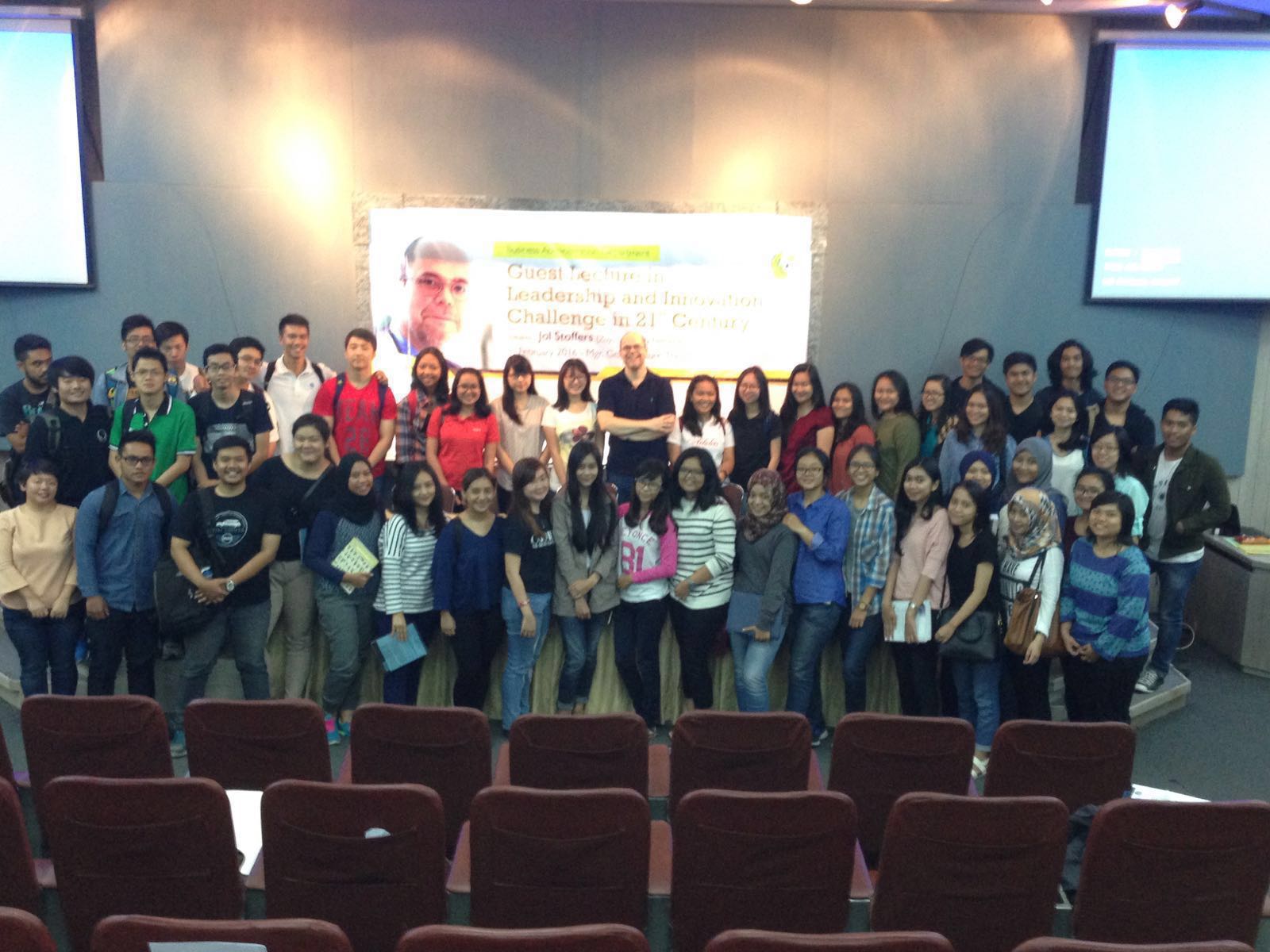 Picture of Jos stoffers with Indonesian lecture group