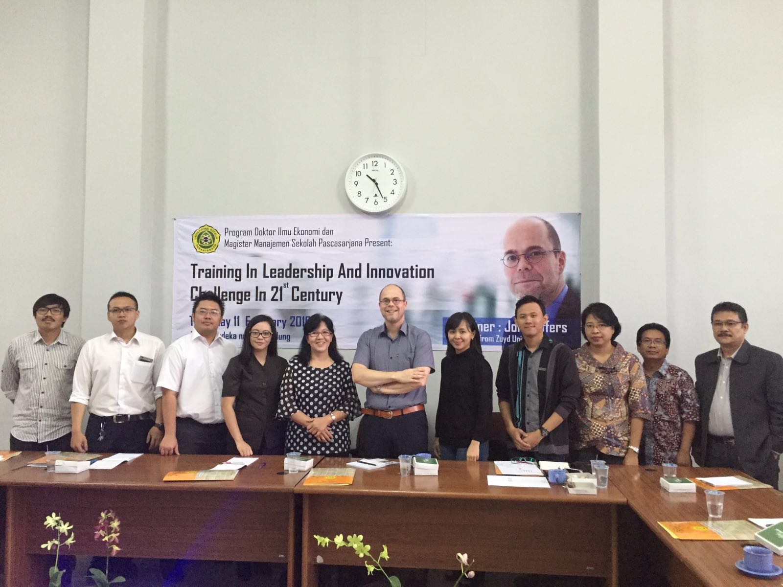 Picture of (2016_b) Indonesia Training Leadership & Innovation group at meeting table