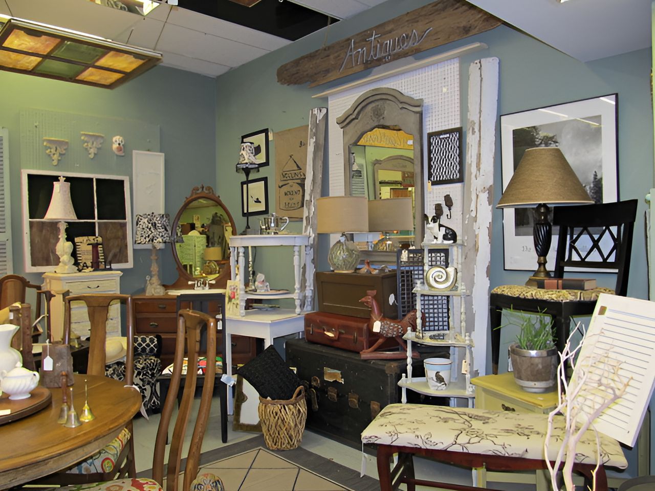 A room filled with furniture including a table and chairs