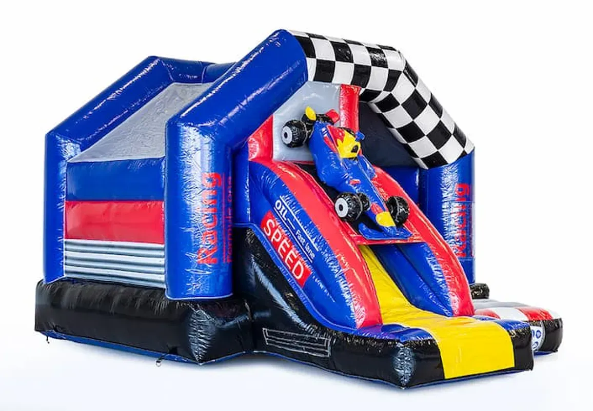 Opblaasbaar springkussen met een blauw, rood en zwart geblokt dak en een gele glijbaan als ingang.
