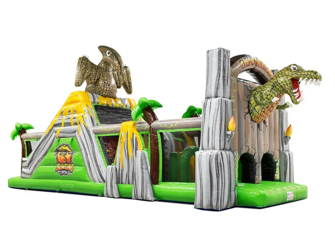 Opblaasbaar hindernisparcours met dinosaurusthema, inclusief groene en grijze glijbanen en een dinosaurusfiguur bovenop.