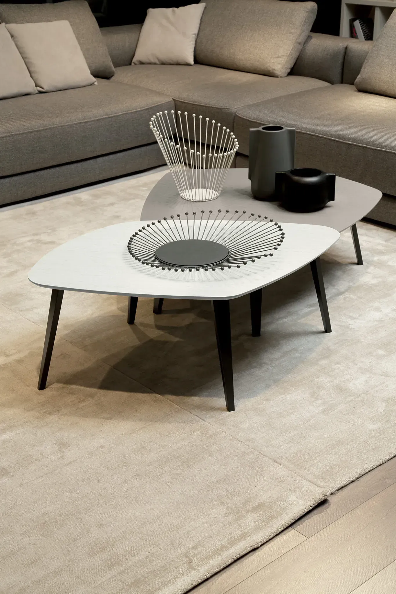 arredamento zona living room con tavolini, vasi e divano