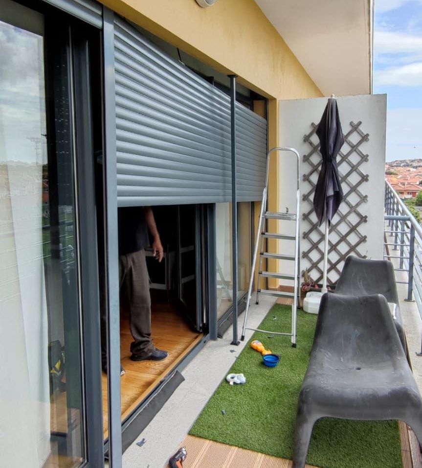 Técnico especialista a reparar um estores elétricos em Lisboa
