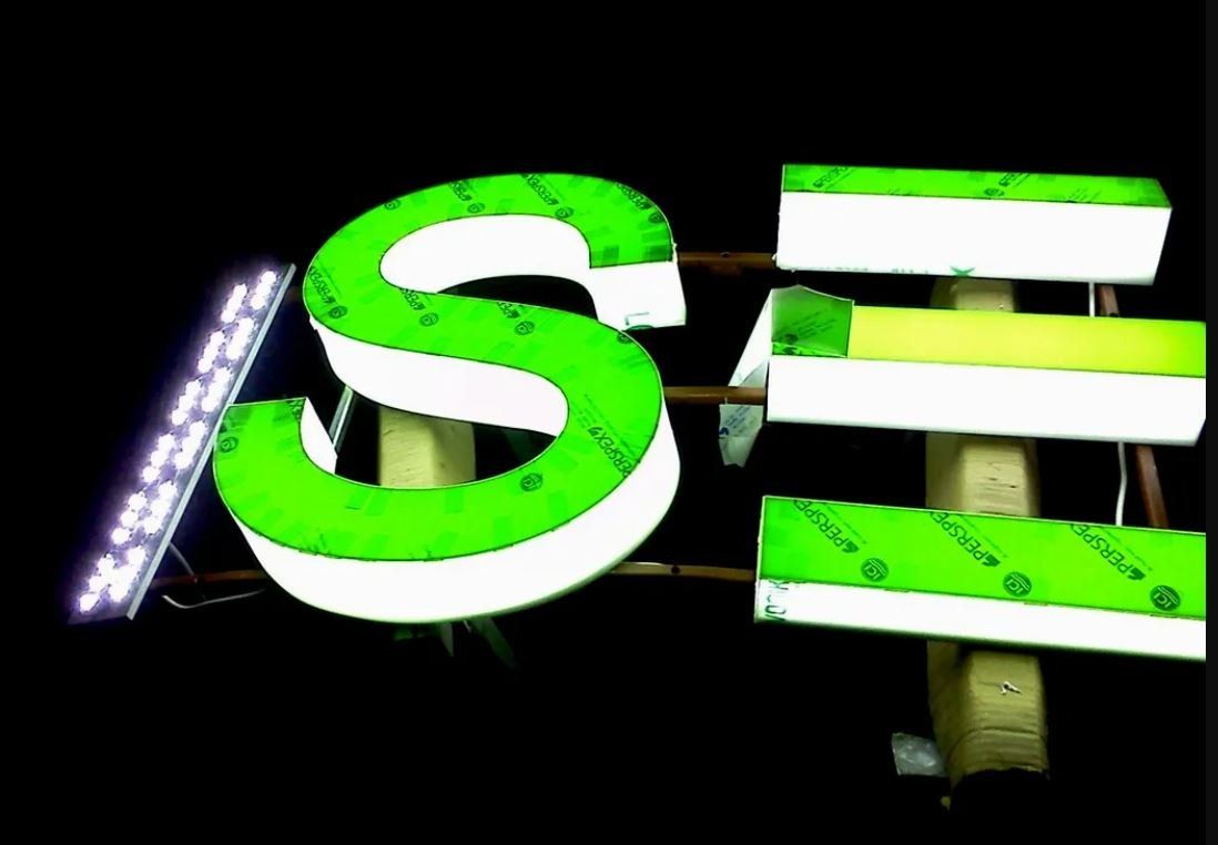 insegna luminosa con lettere