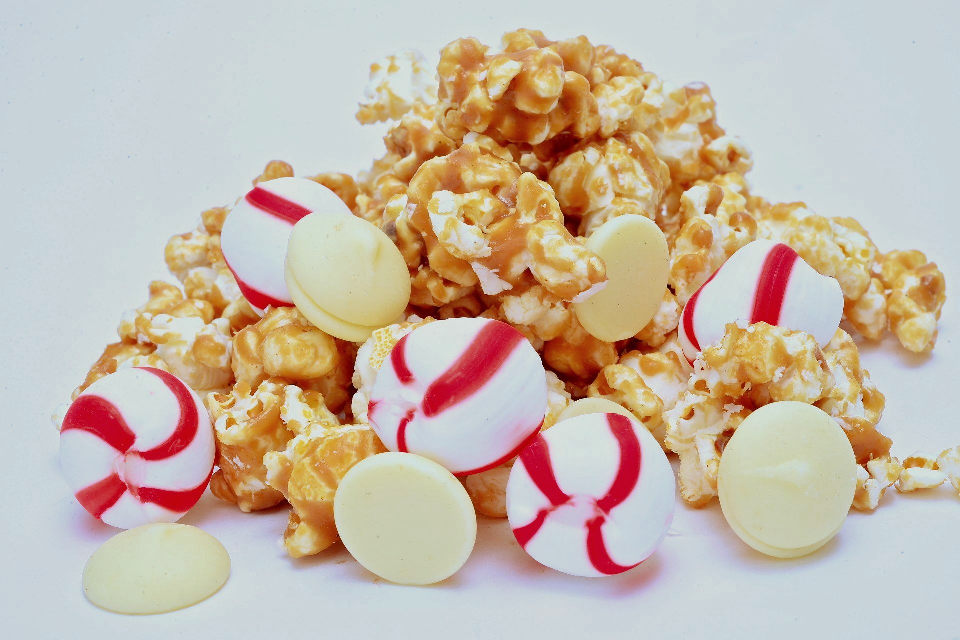 Toffee popcorn with white chocolate and peppermint