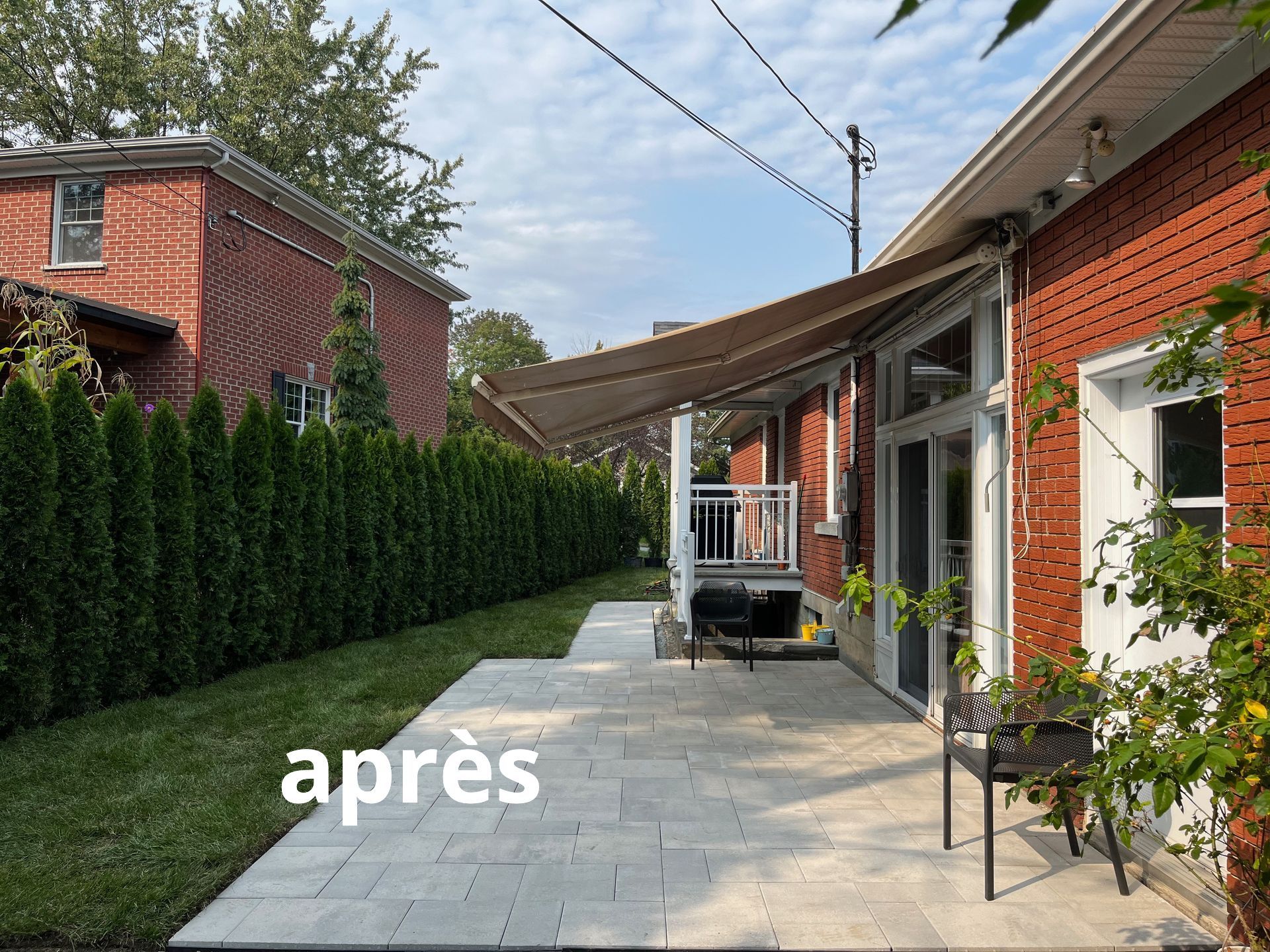 Une photo avant et après d'une terrasse avec un auvent