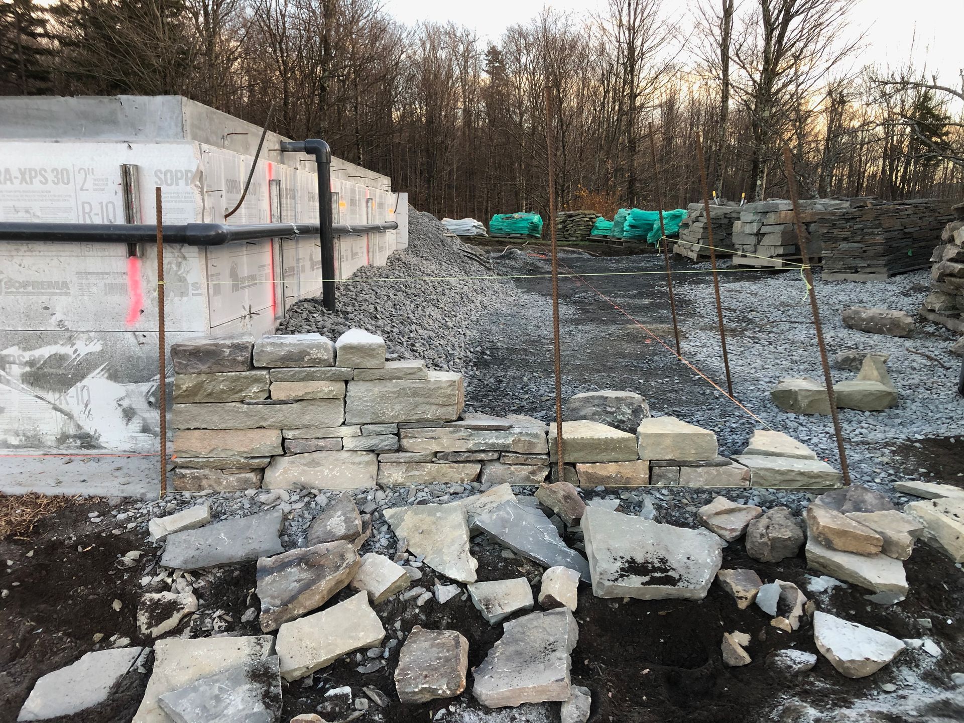 Un tas de pierres se trouve au milieu d'un chantier de construction.