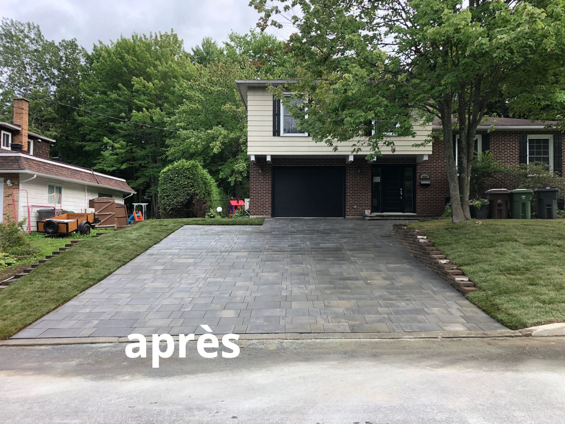 Une photo avant et après d'une allée devant une maison.