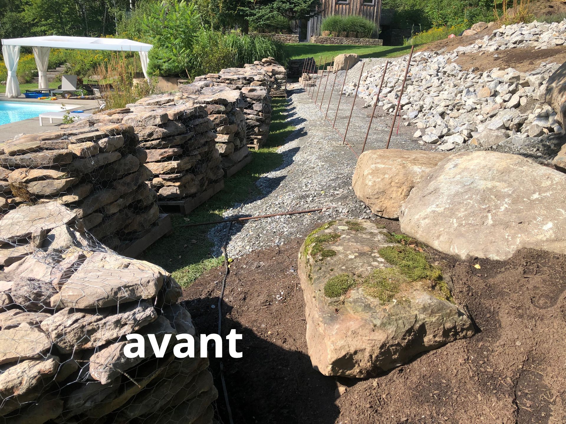 Une photo avant et après d'un mur de pierre avec une piscine en arrière-plan.