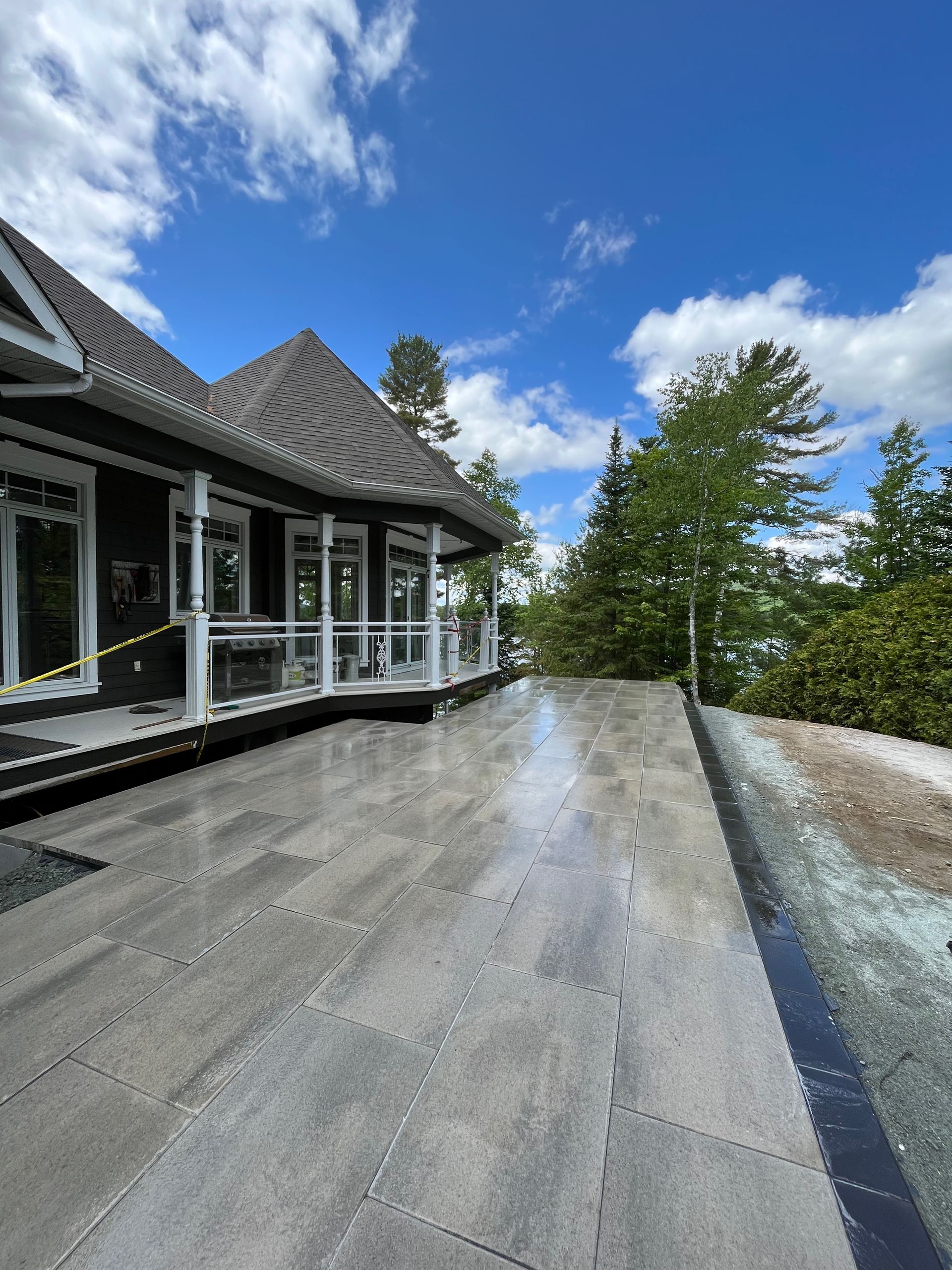 Une grande maison avec un grand patio devant.