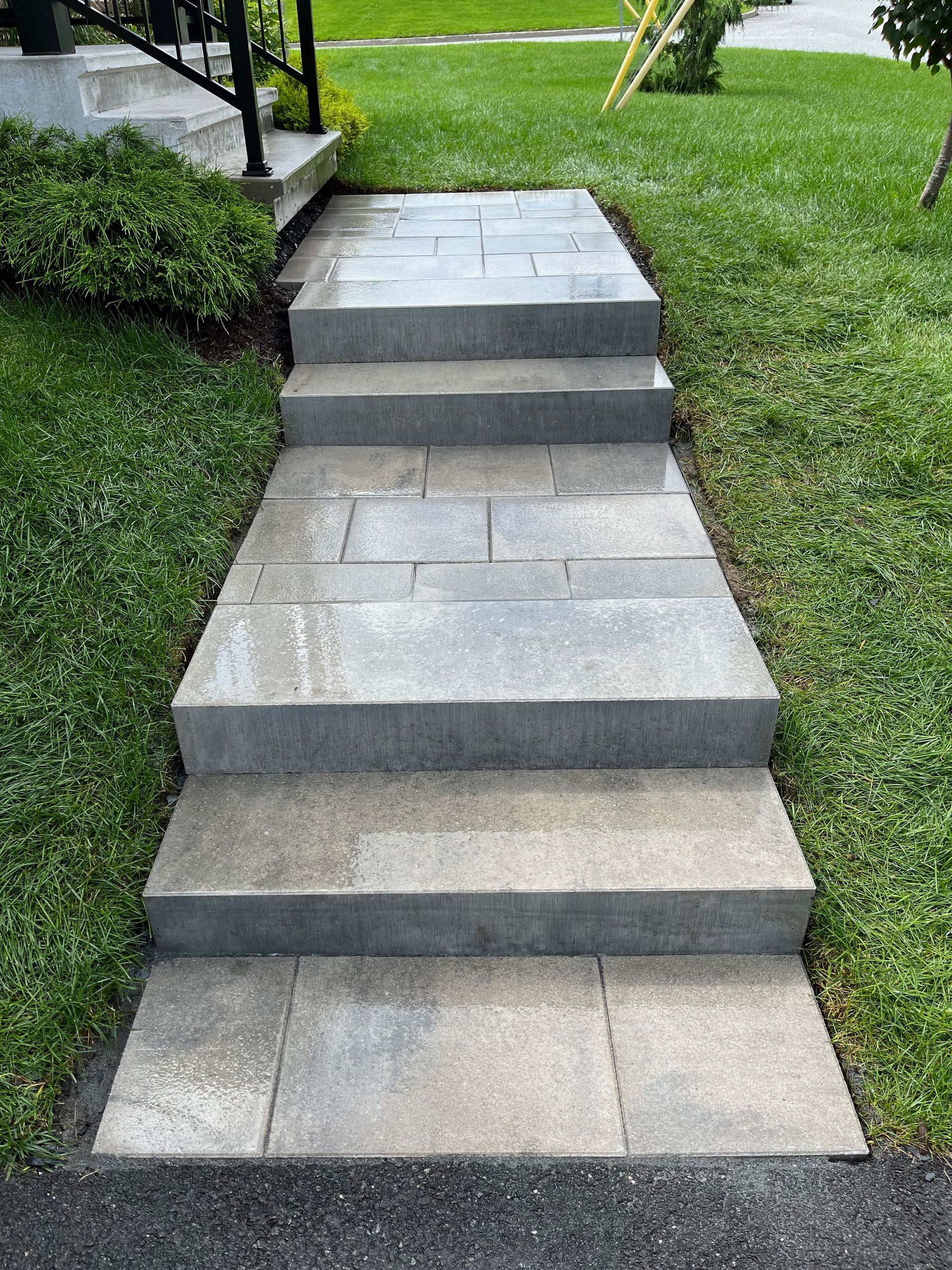 Une allée en pierre avec des marches menant à une maison.