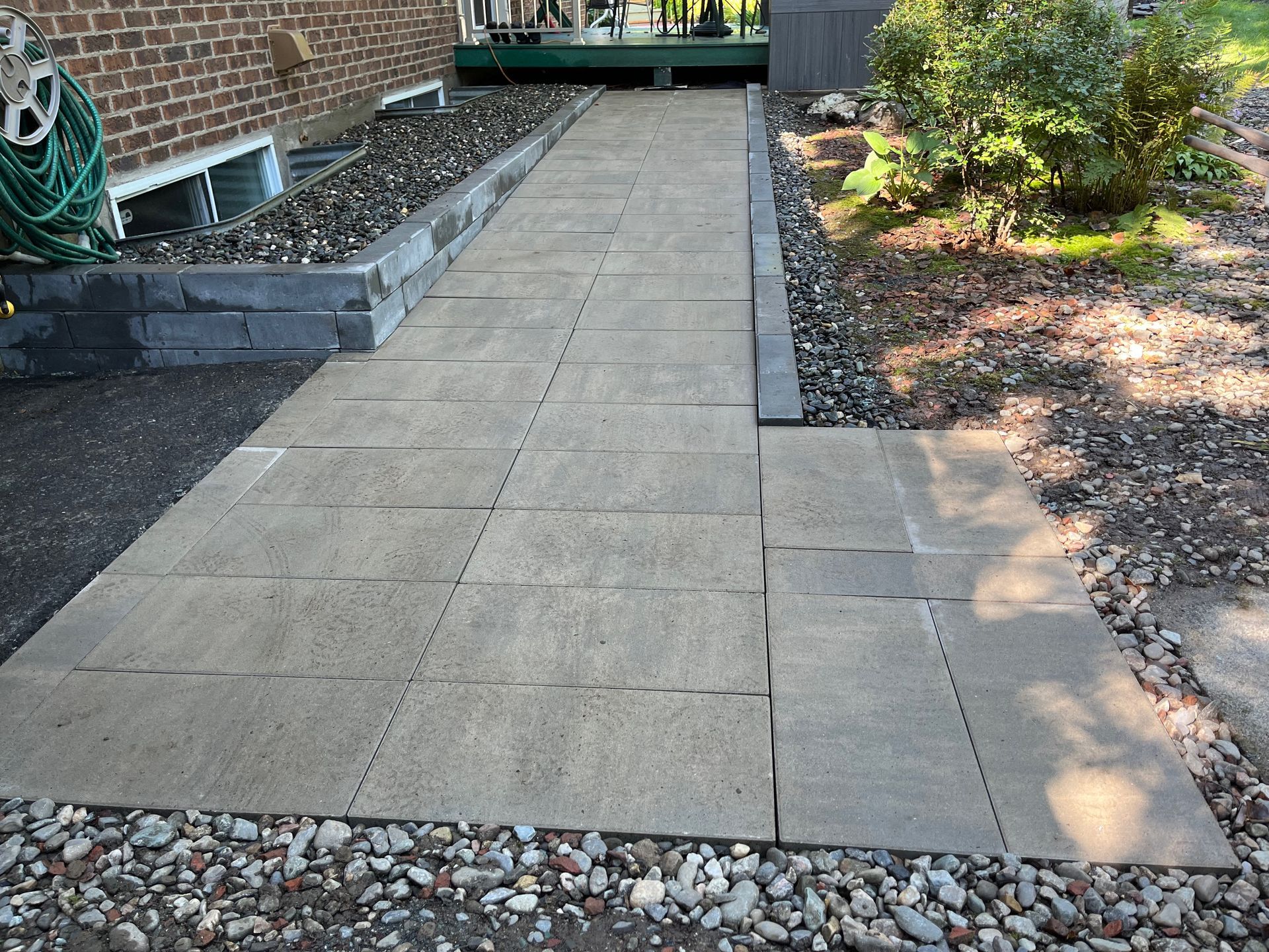 Une passerelle avec un tuyau sur le côté