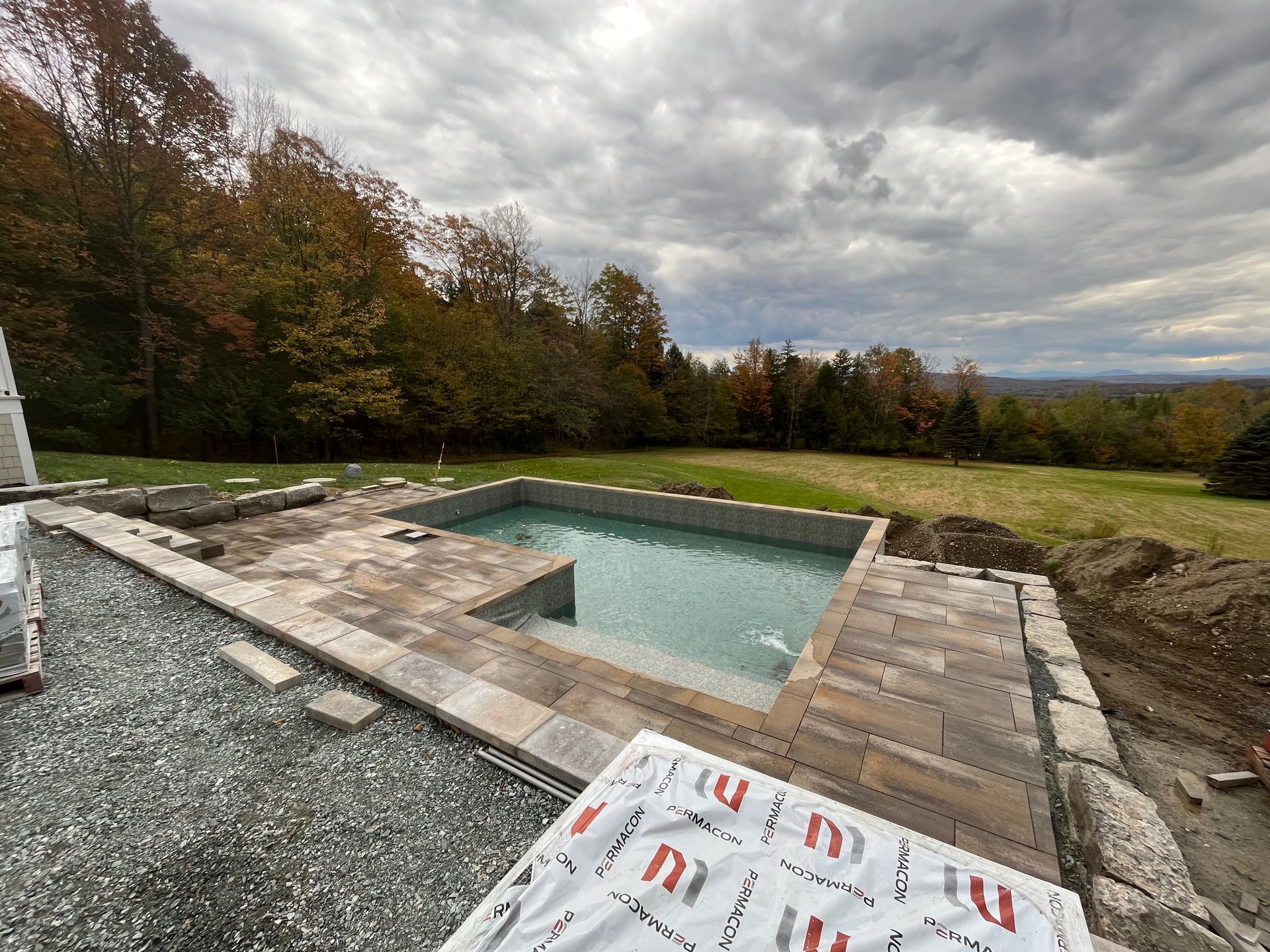 Une piscine est en cours de construction dans l'arrière-cour d'une maison.