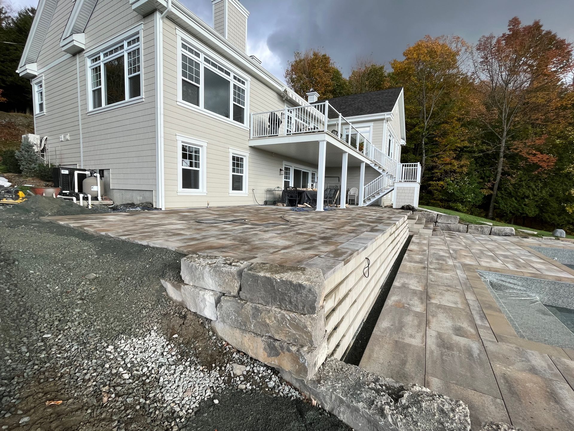 Une grande maison avec un grand patio devant.