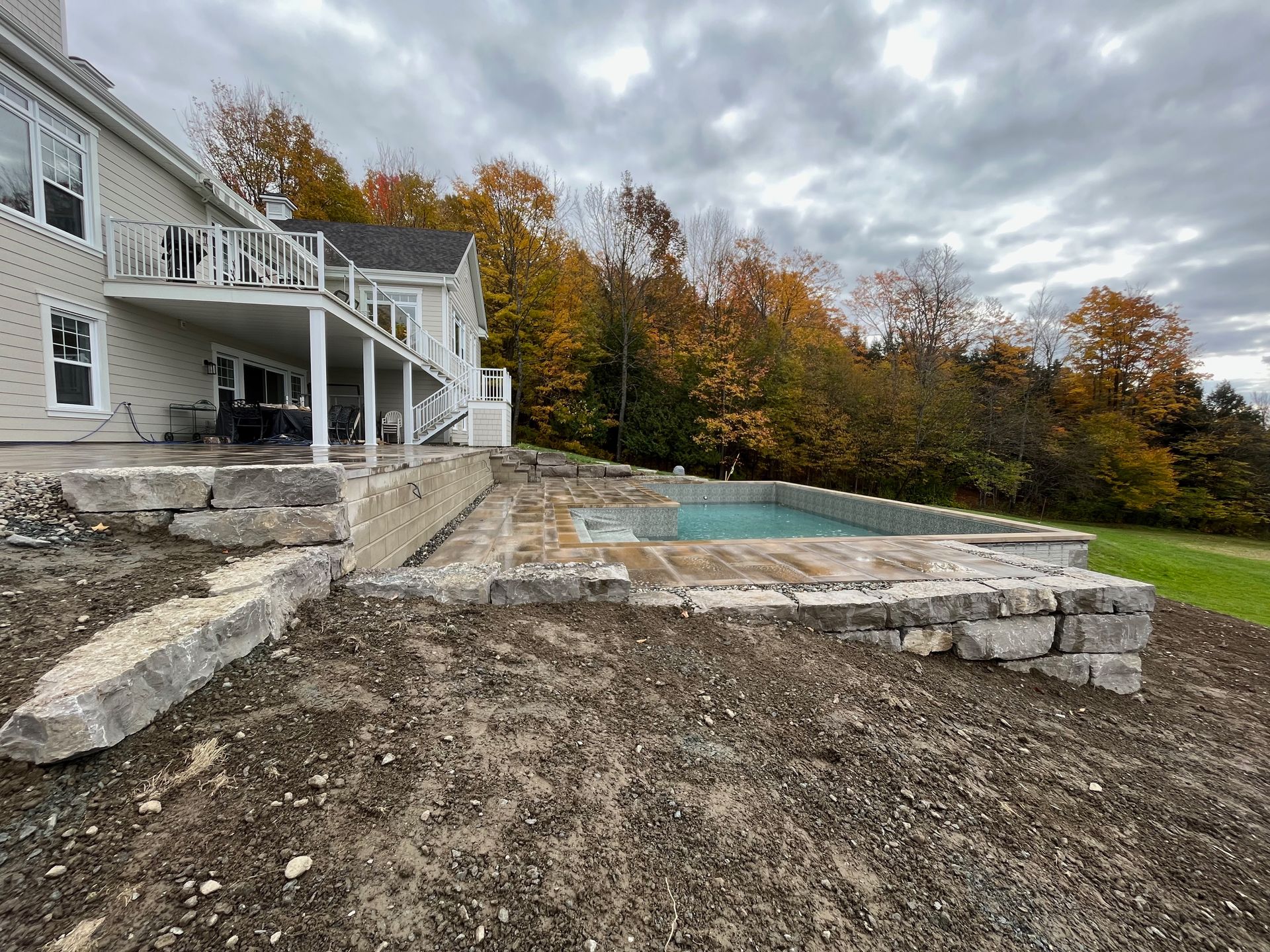 Une grande maison avec une grande piscine devant.
