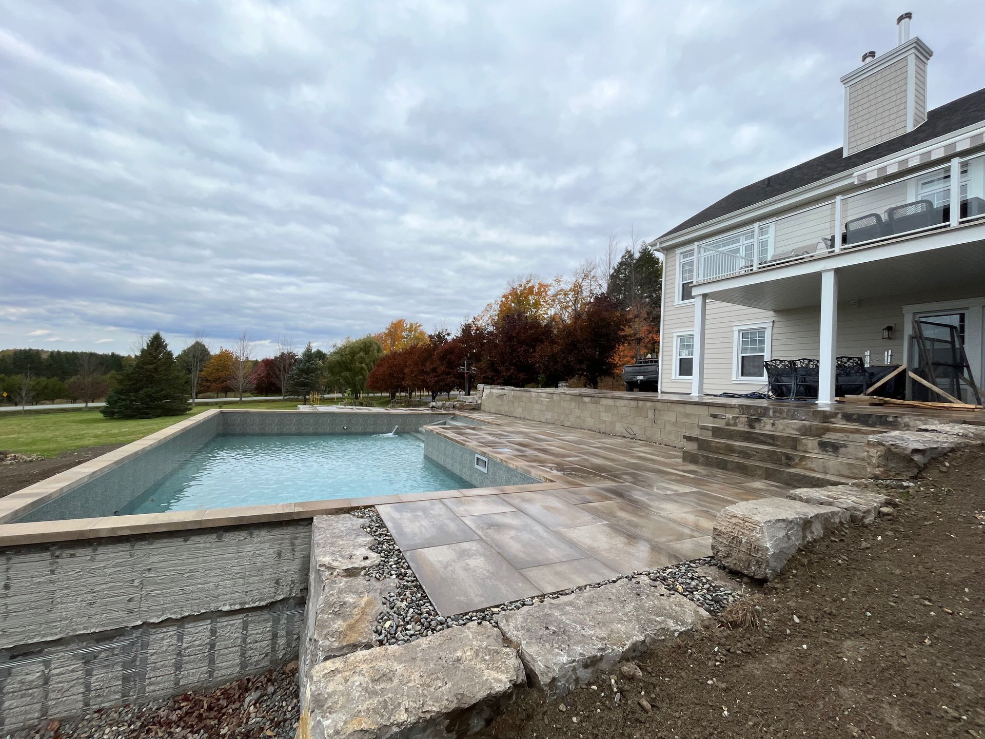 Une grande maison avec une grande piscine devant.