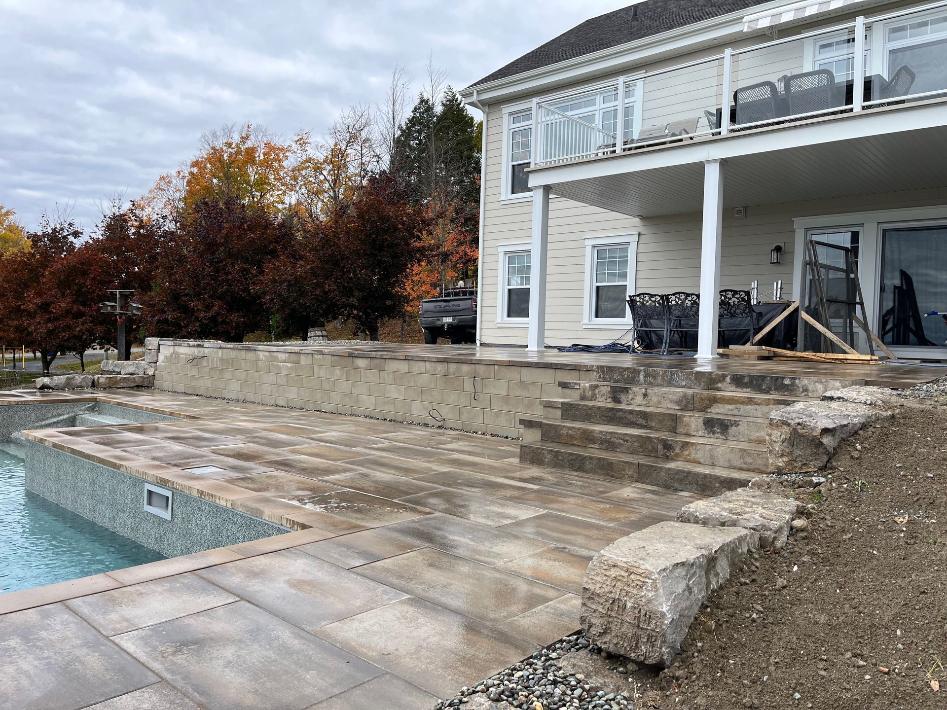 Une grande maison avec une piscine devant.