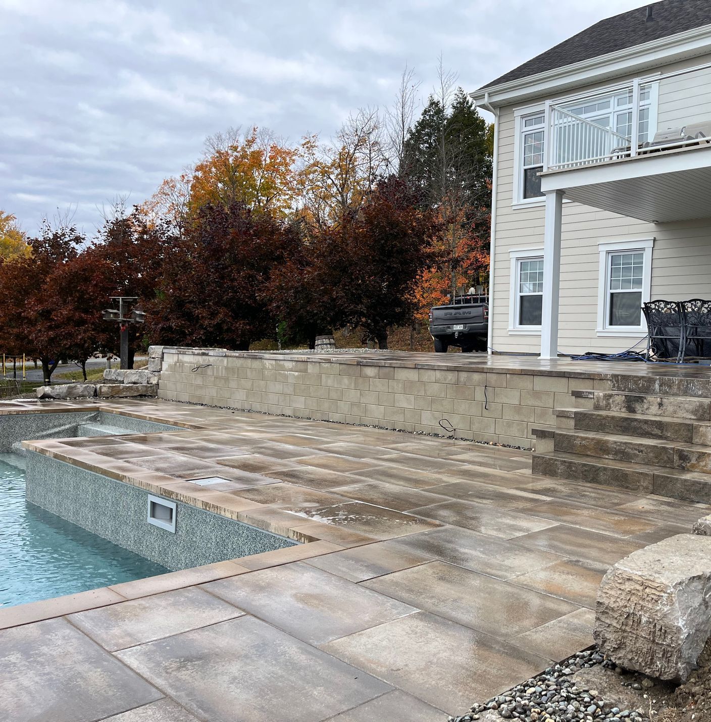 Une grande maison avec une piscine devant