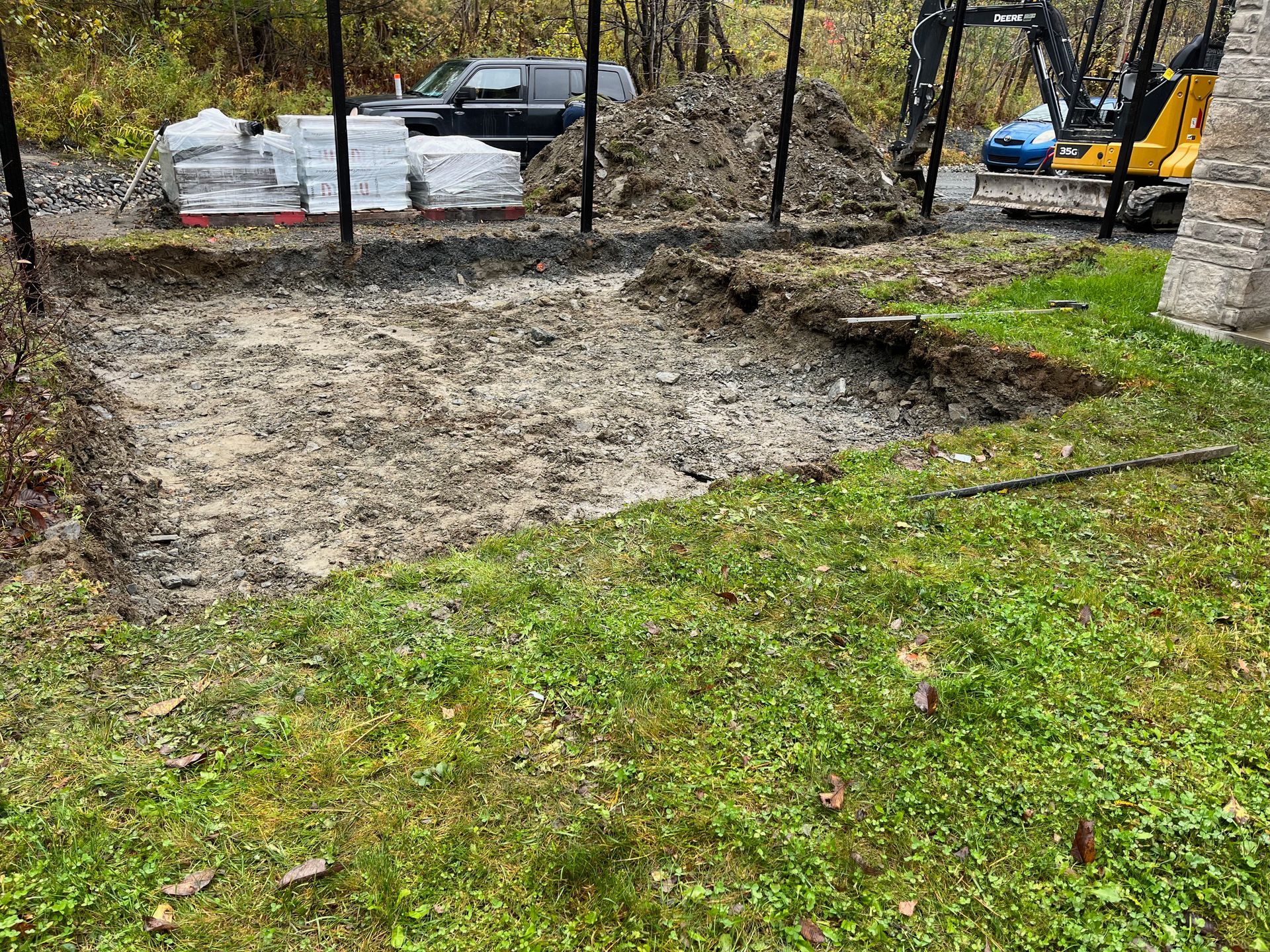 Un gros tas de terre se trouve au milieu d'un champ vert luxuriant.