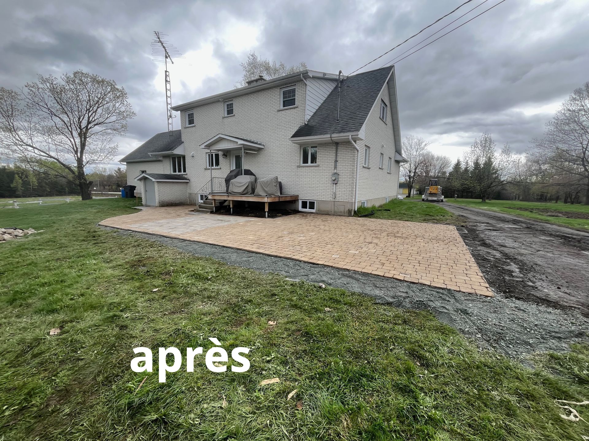 Une photo d'une maison avant et après rénovation.