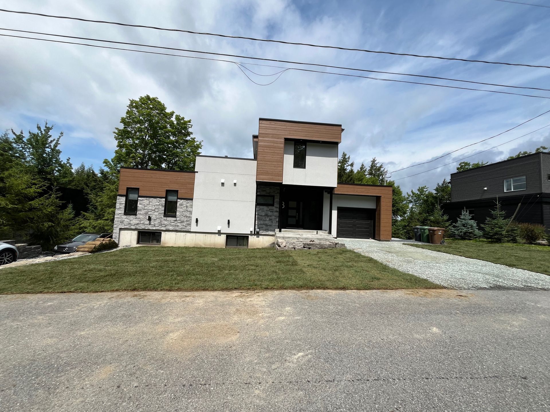 Une grande maison avec beaucoup d'herbe devant