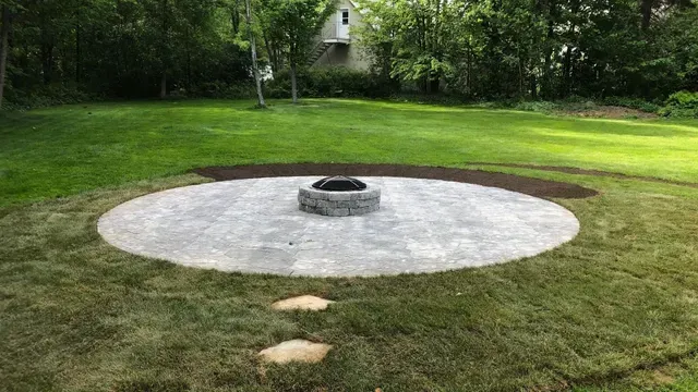 Un foyer est installé au milieu d'une pelouse verte luxuriante.