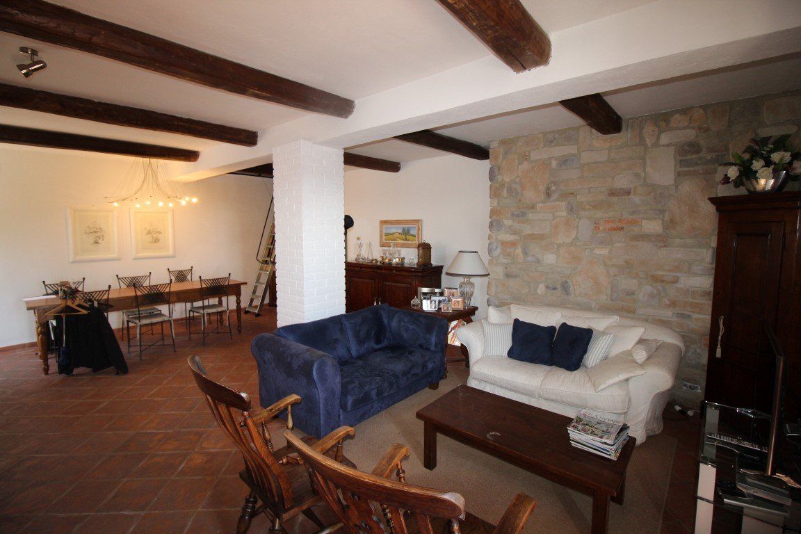 Zithoek in de woonkamer met de eettafel op de achtergrond