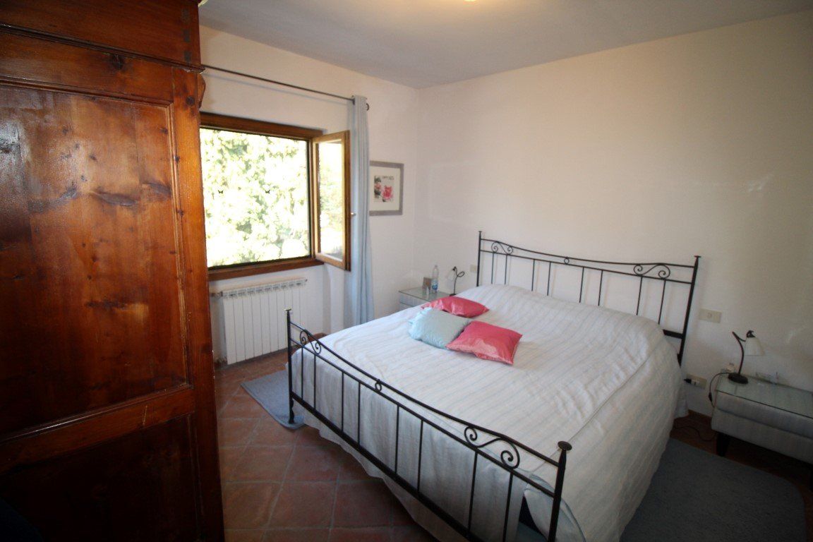 Tweepersoonsbed in de 'blauwe' slaapkamer