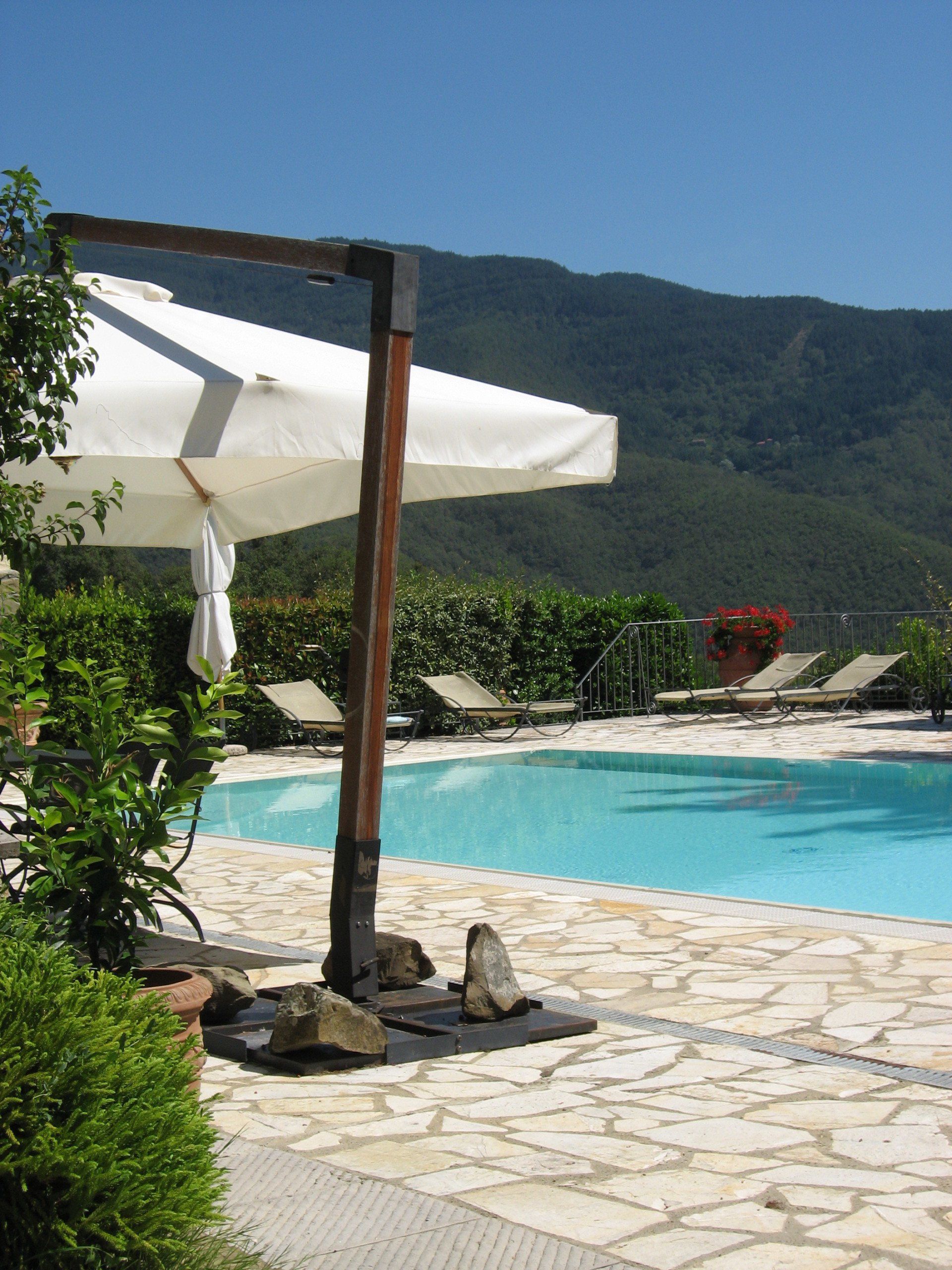 Zicht vanuit het zwembad op de heuvels aan de linkerkant