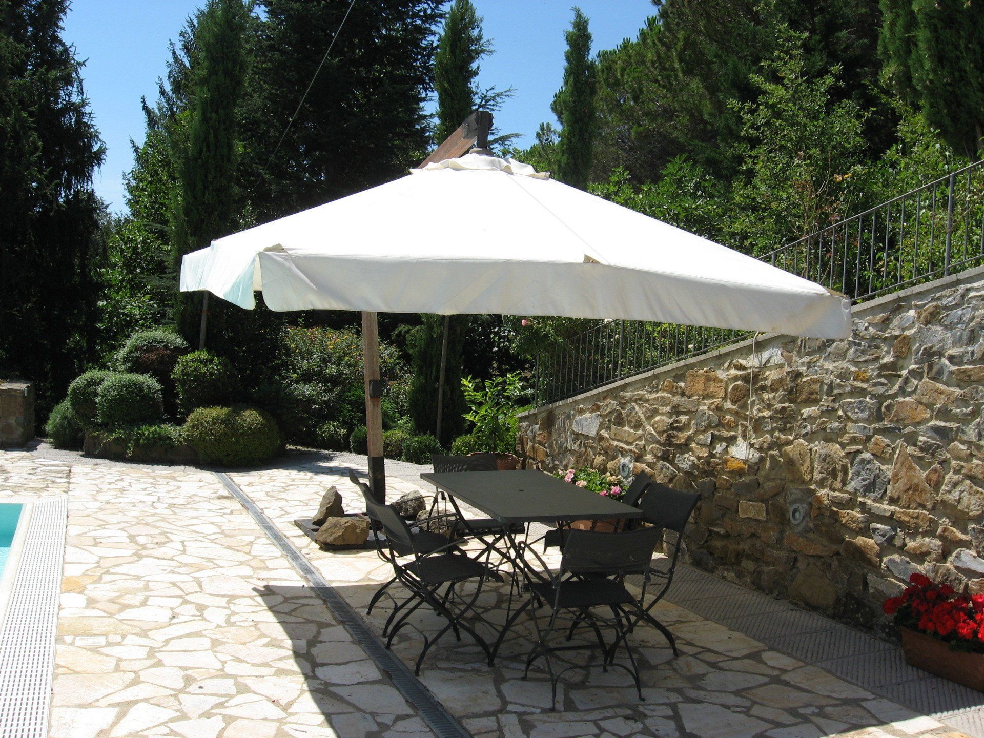 Eettafel onder de parasol bij het zwembad 