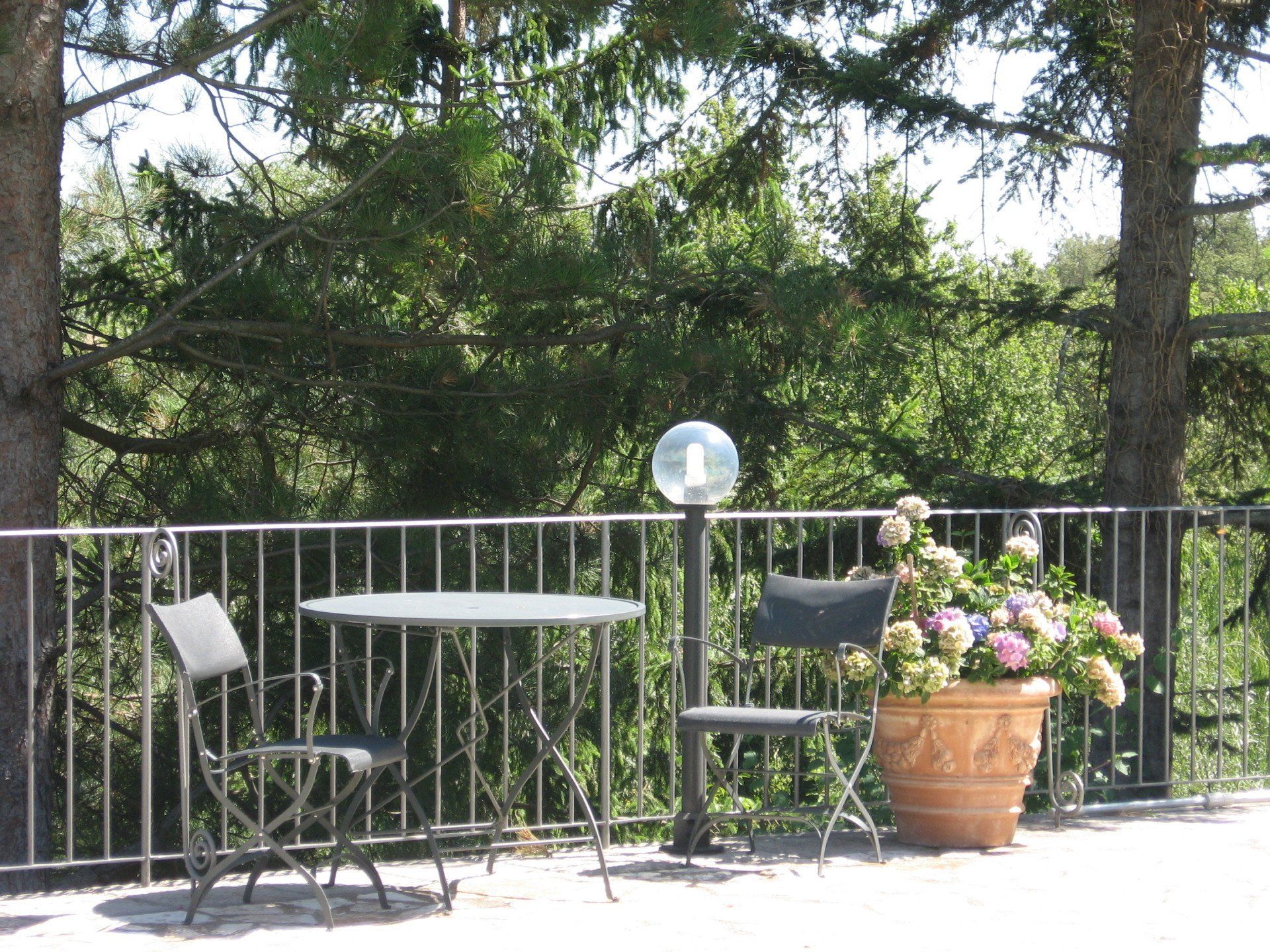 Zitje bij het zwembadje