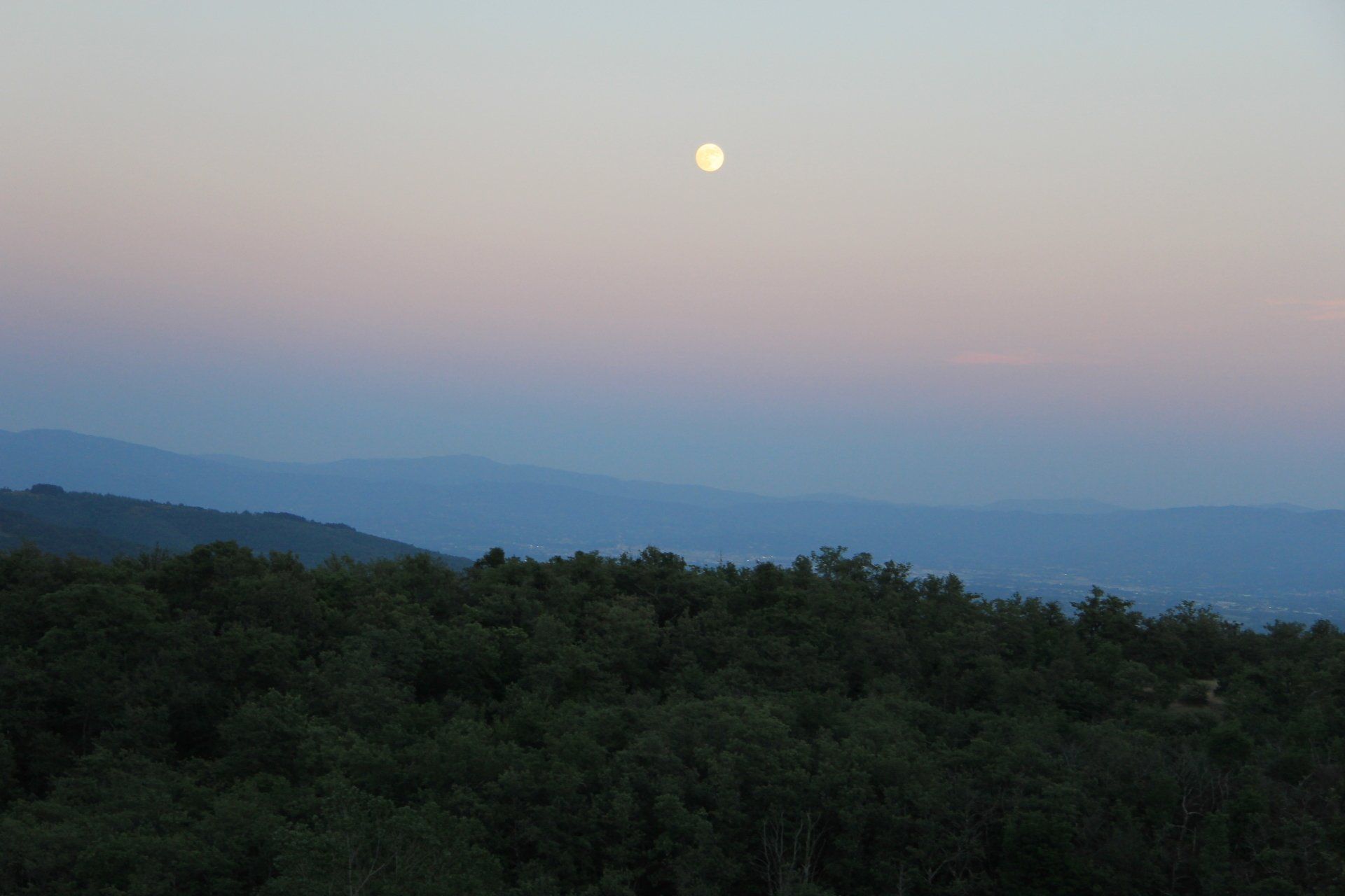Volle maan in de vallei, gezien vanaf het balkon