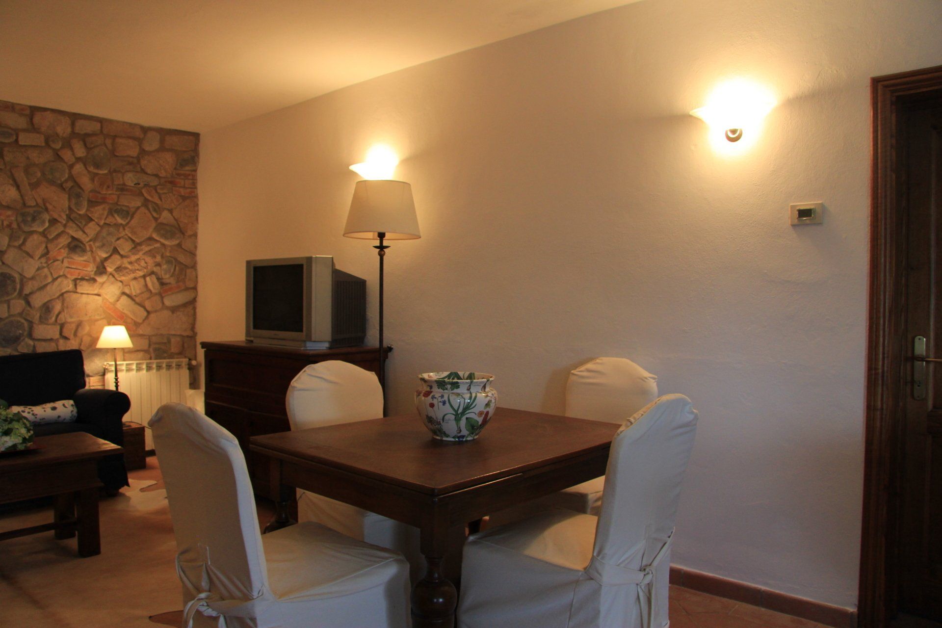 Eettafel in de woonkamer beneden