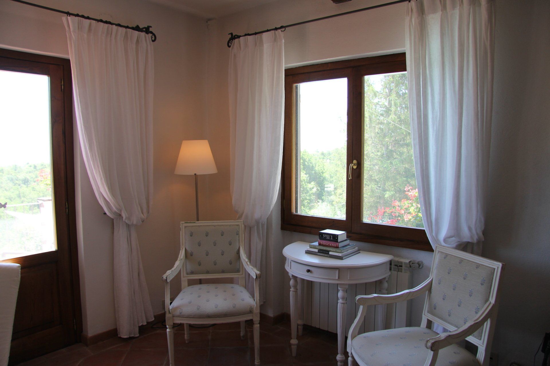 Zitje bij het raam in de woonkamer