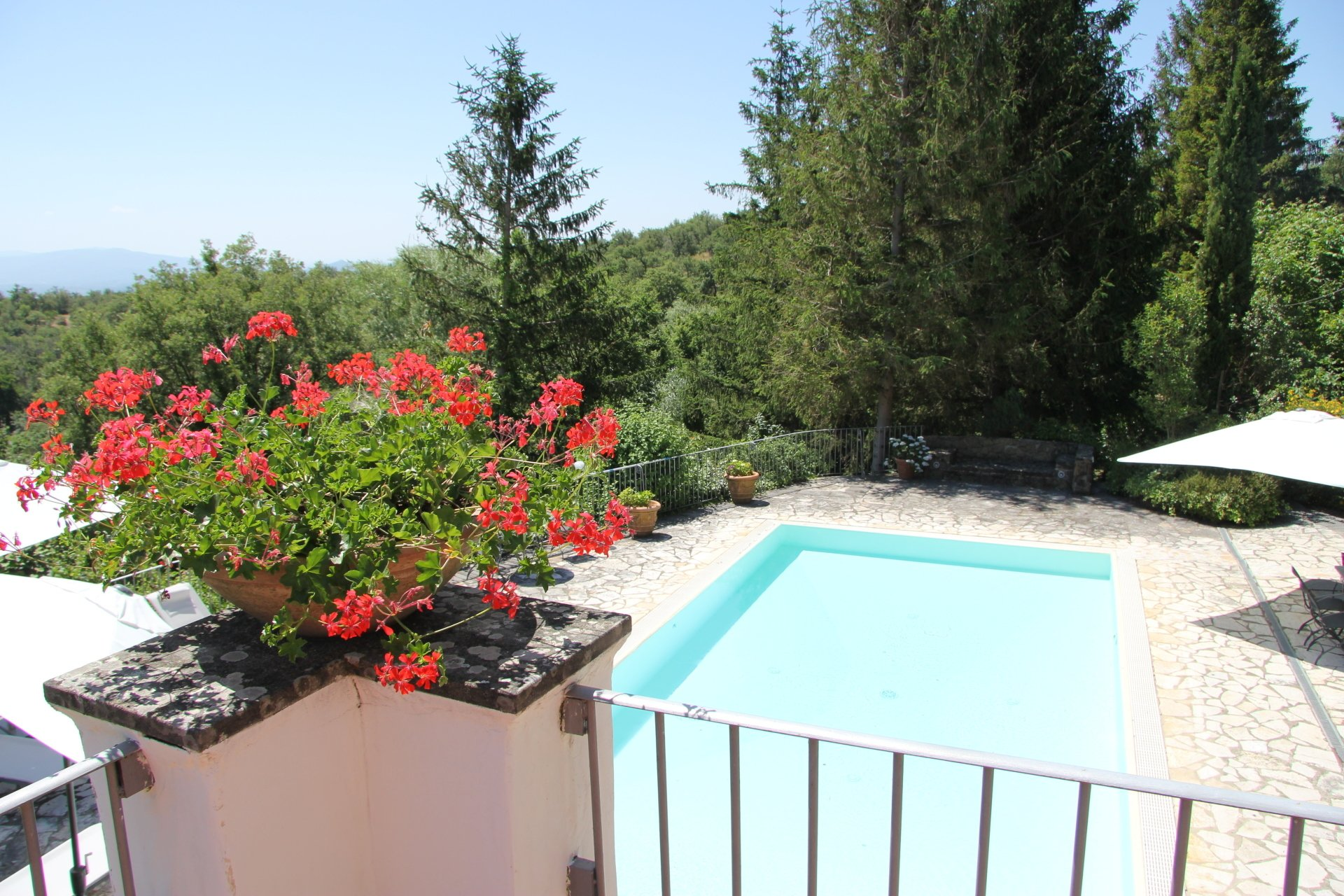 Zicht vanaf het balkon op het zwembad
