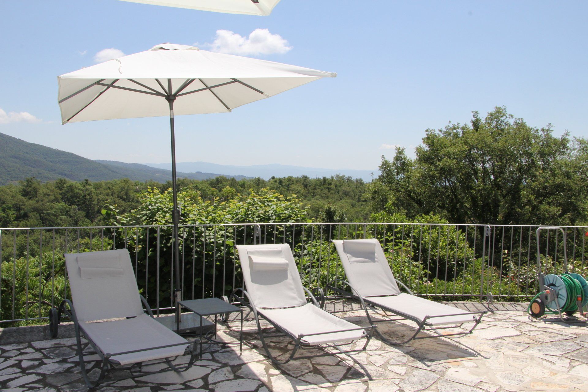 Ligstoelen bij het zwembad