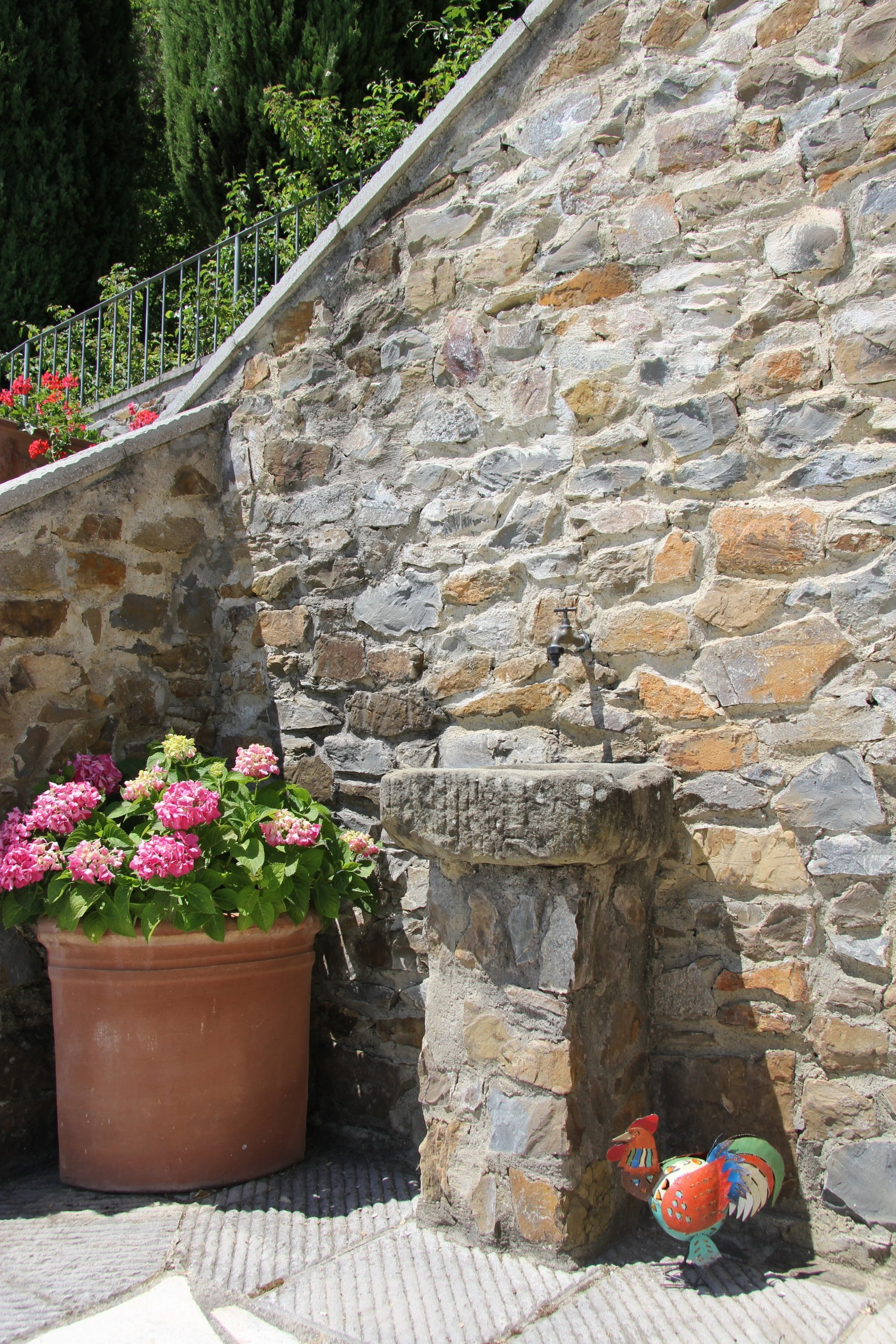 Bloembak en kraantje in de hoek bij het zwembad