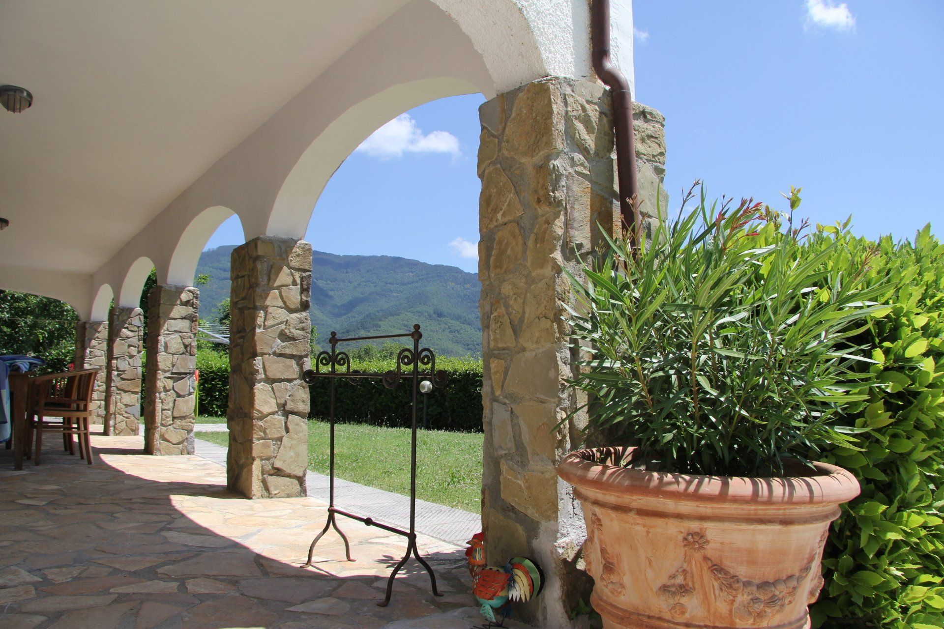 De bogen buiten met uitzicht op de heuvels