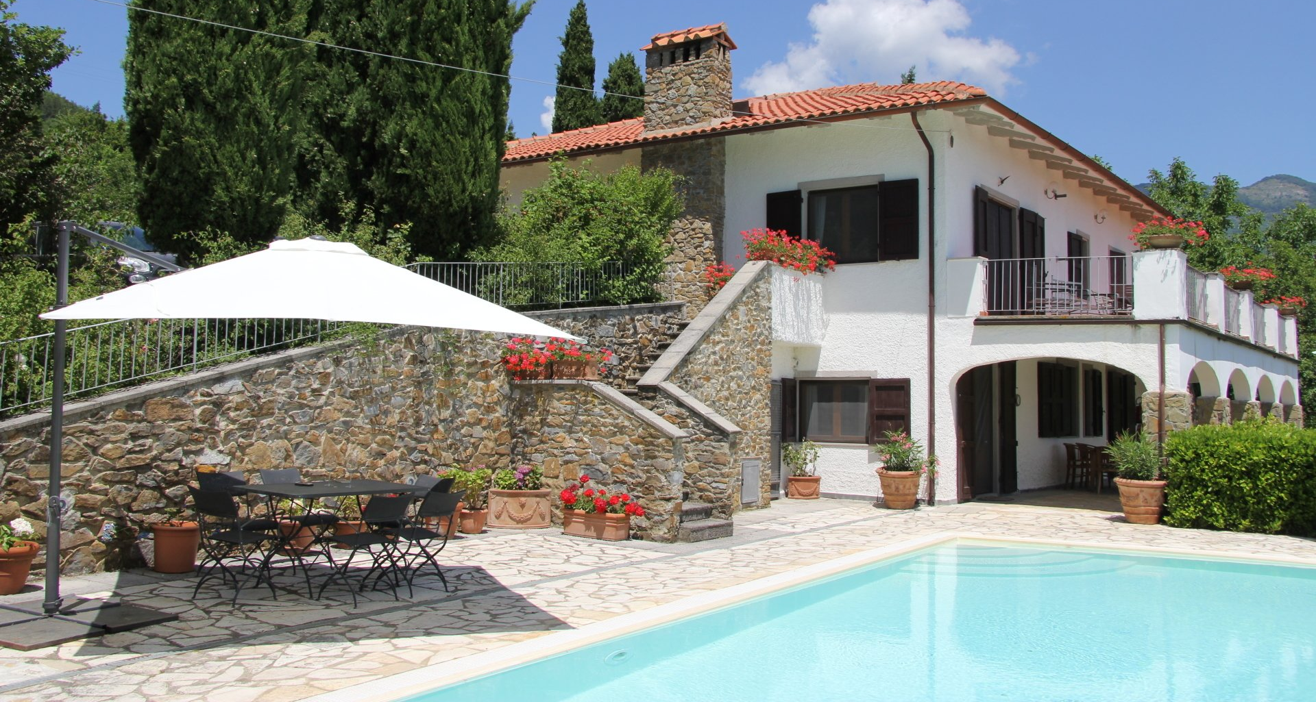 Zicht op het huis vanuit de hoek van het zwembad gezien