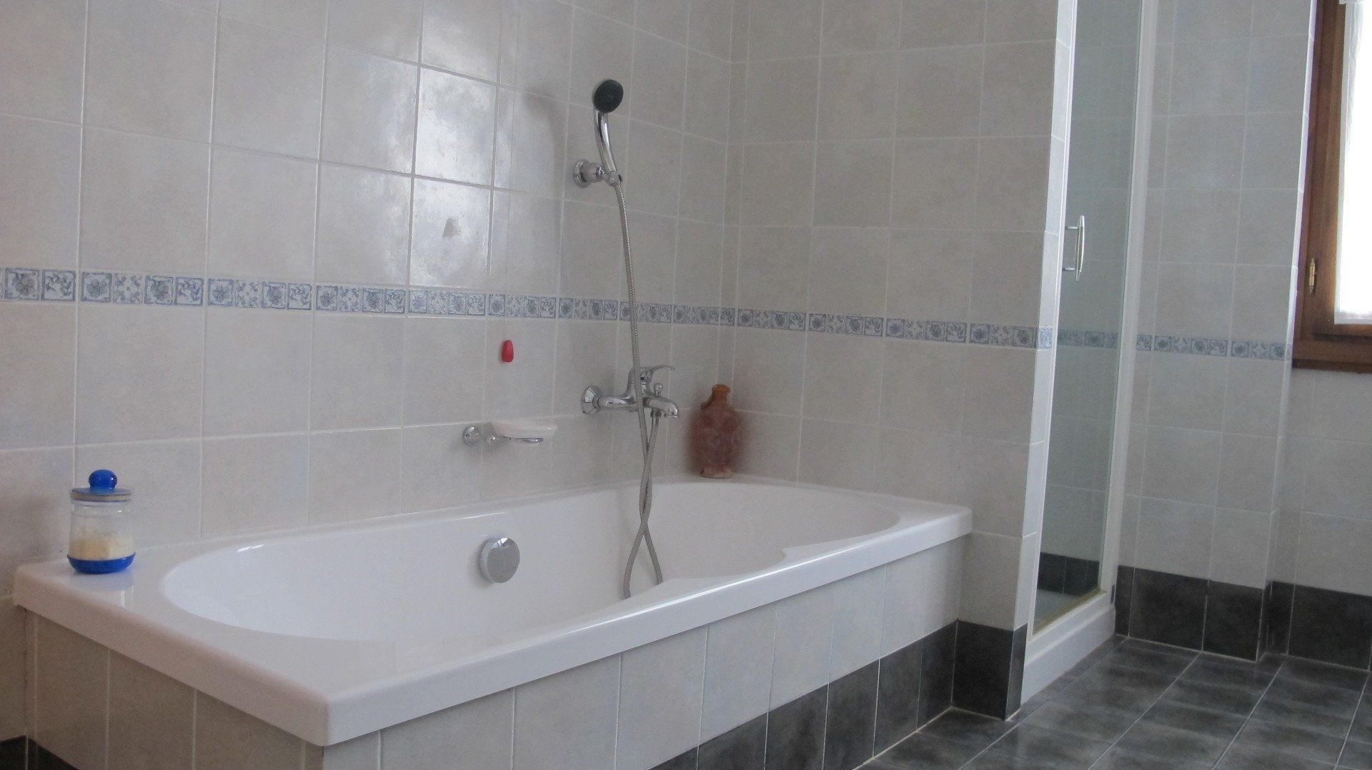 Bad in de grote badkamer boven