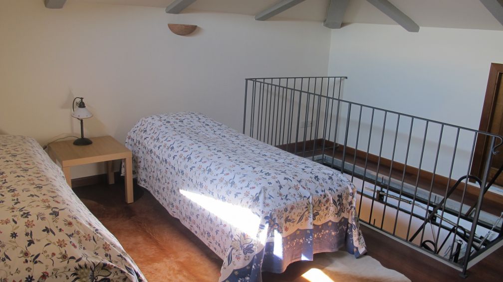 Twee eenpersoonsbedden in de kamer op de vliering