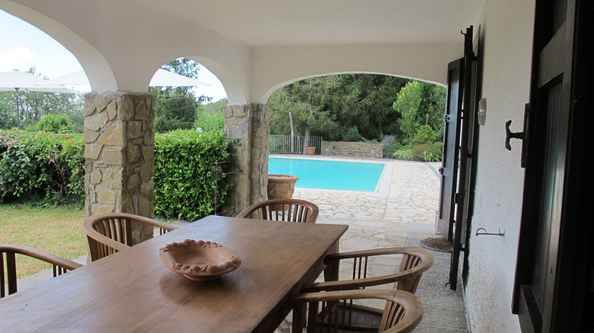 Eettafel onder de overkapping  buiten bij de benedenverdieping