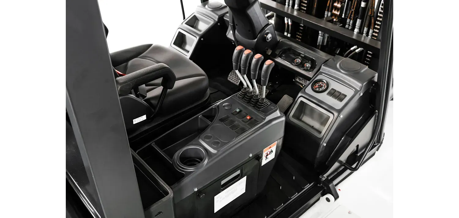 Close up of a forklift truck interior, illustrating customised service plans for different usage patterns, shift schedules and site conditions.