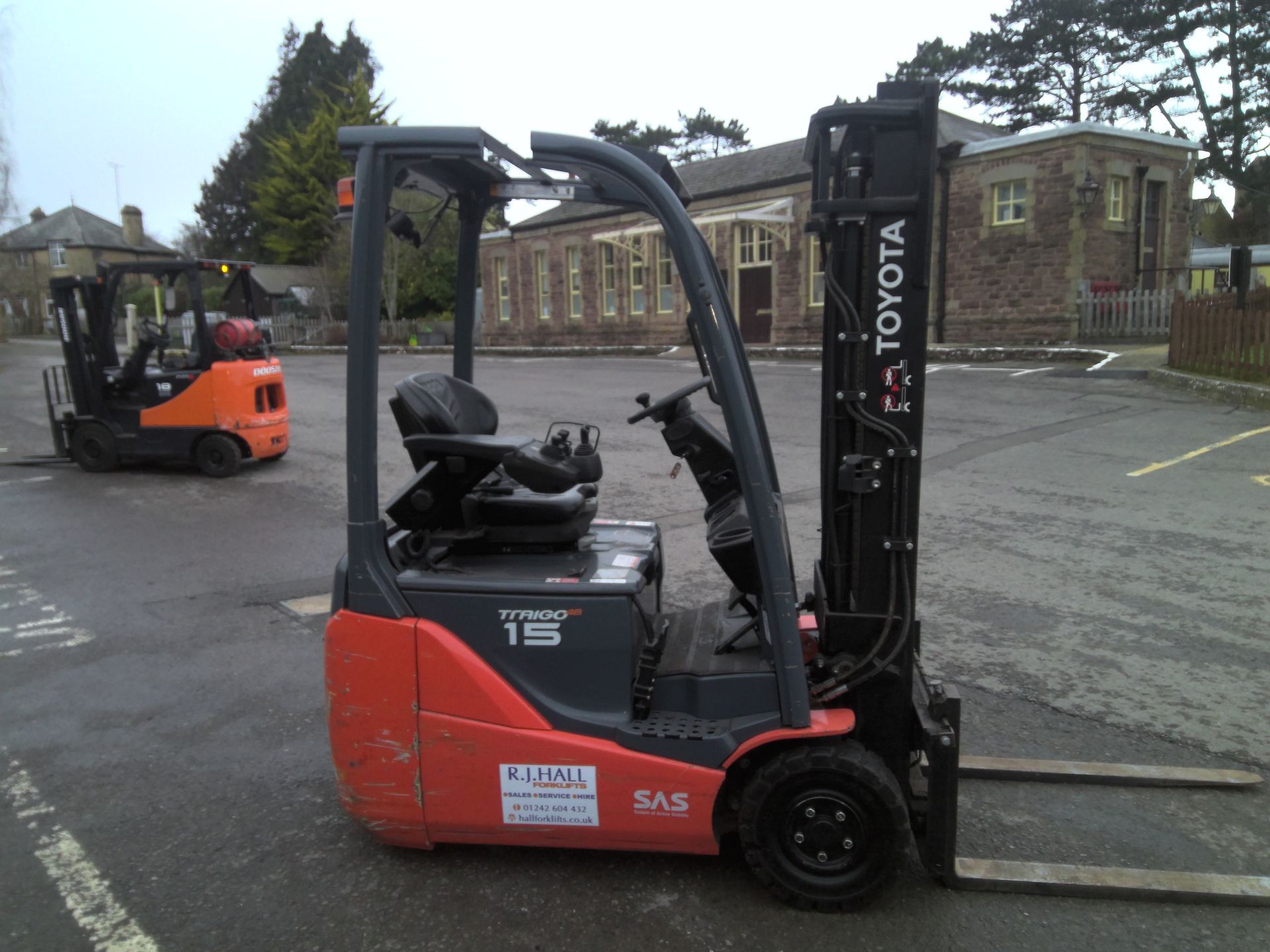 Toyota 8FBE15 3 wheel electric forklift