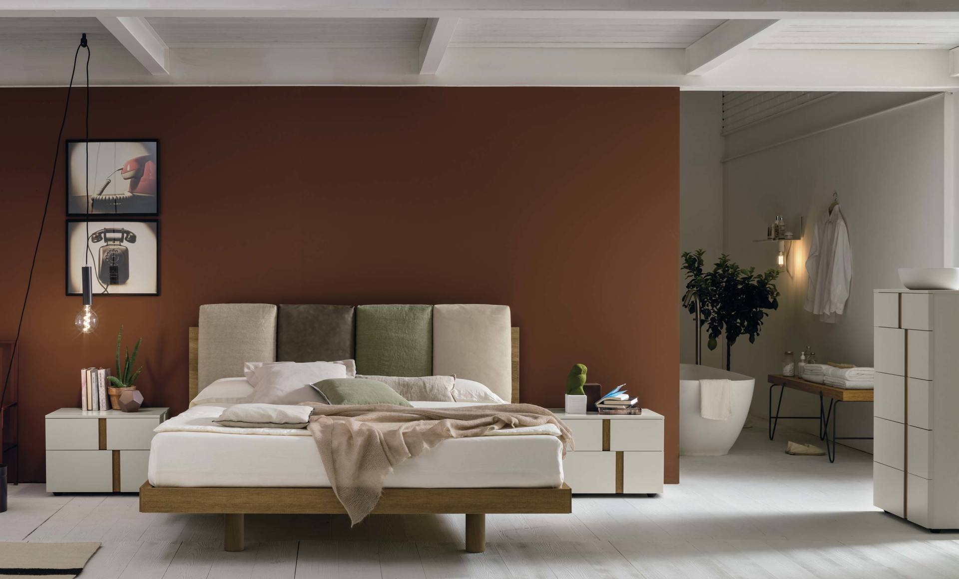 Una camera da letto con un letto, comodini e una vasca da bagno.