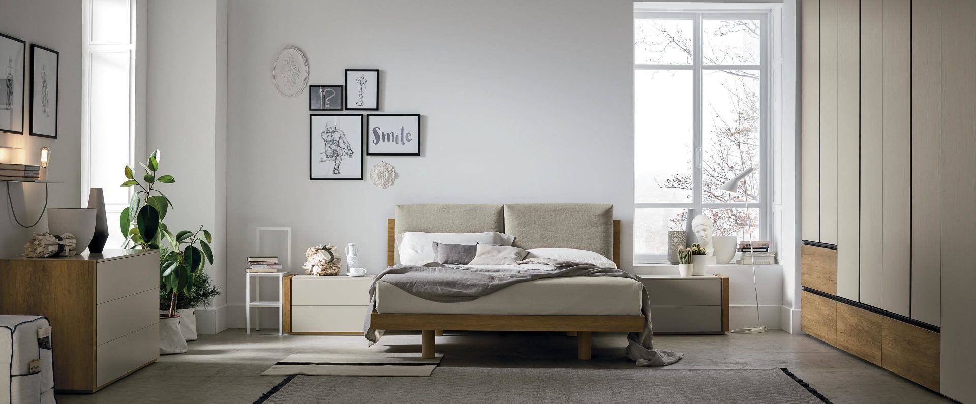 Una camera da letto con un letto, una cassettiera, un comodino e un armadio.