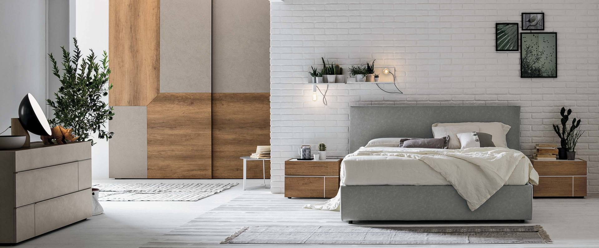 Una camera da letto con letto, cassettiera, comodino e armadio.