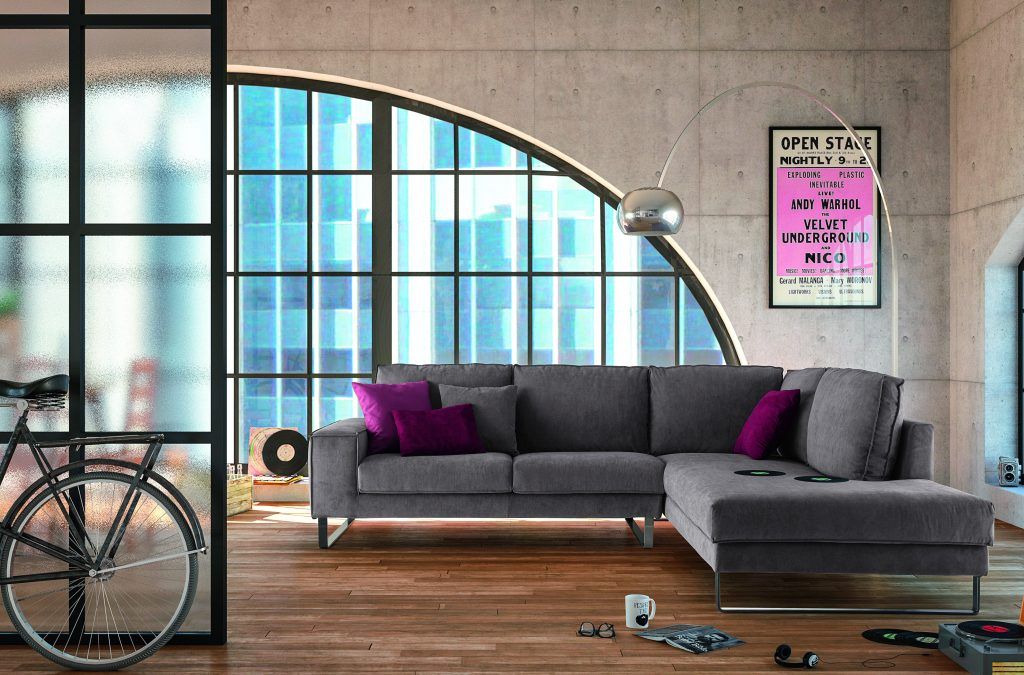 Un soggiorno con un divano e una bicicletta