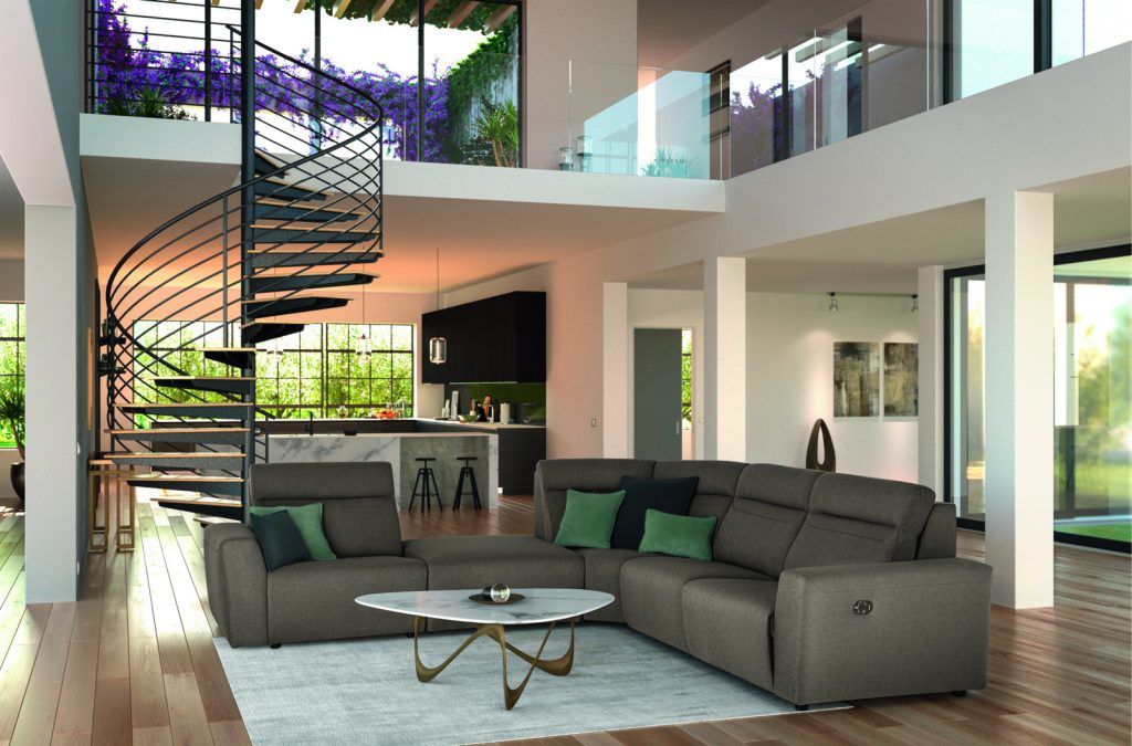 Un soggiorno con un grande divano componibile e una scala a chiocciola